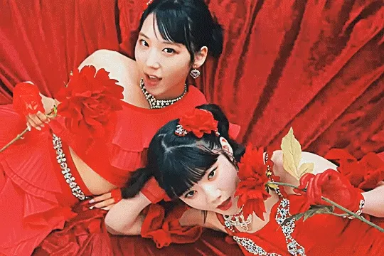 juice=juice members kisaki and mifu lip syncing in the amore mi amore music video