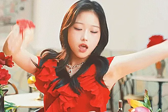 GIF of endo akari posing and lip syncing in the amore mi amore music video