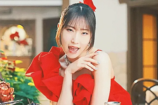 dambara ruru lip syncing in the amore mi amore music video