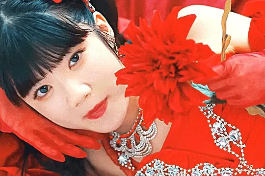 mifu lip syncing, laying down, in the amore mi amore music video